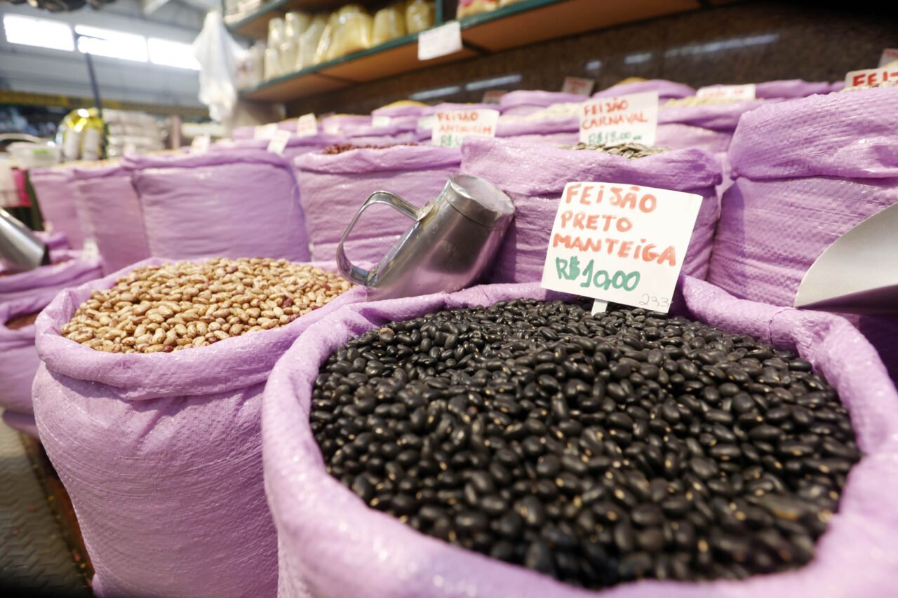 Mercado municipal de Curitiba – vários tipos de feijão expostos no mercado municipal do Curitiba – feijão branco – feijão preto – castanhas