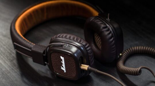 headphones-3085681_1920