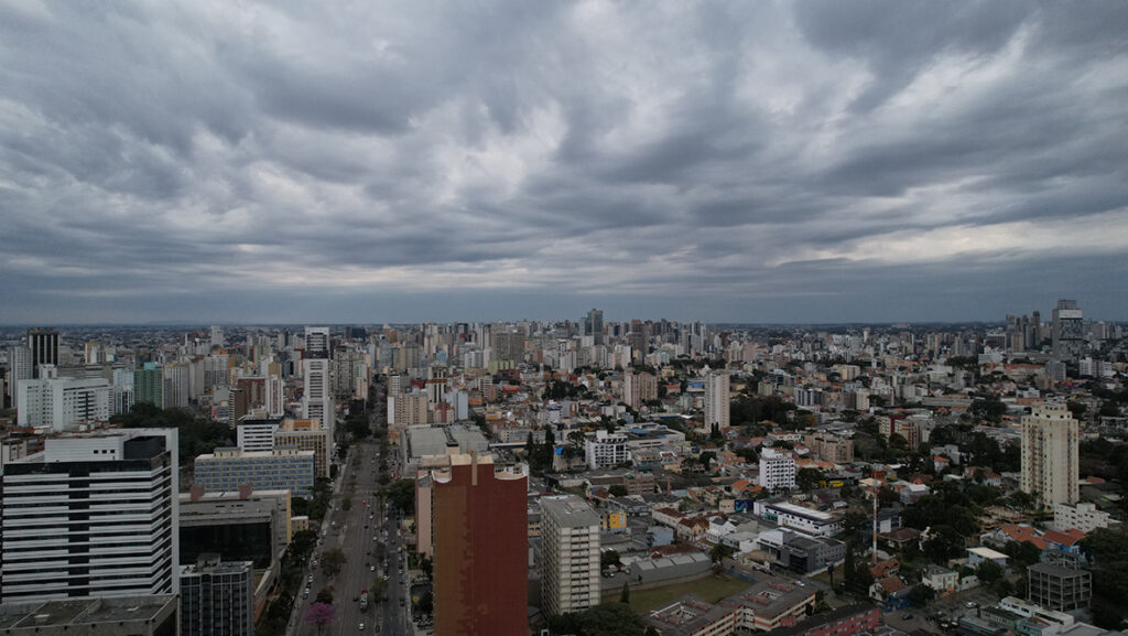 TEMPO FECHADO EM CURITIBA NUBLADO
