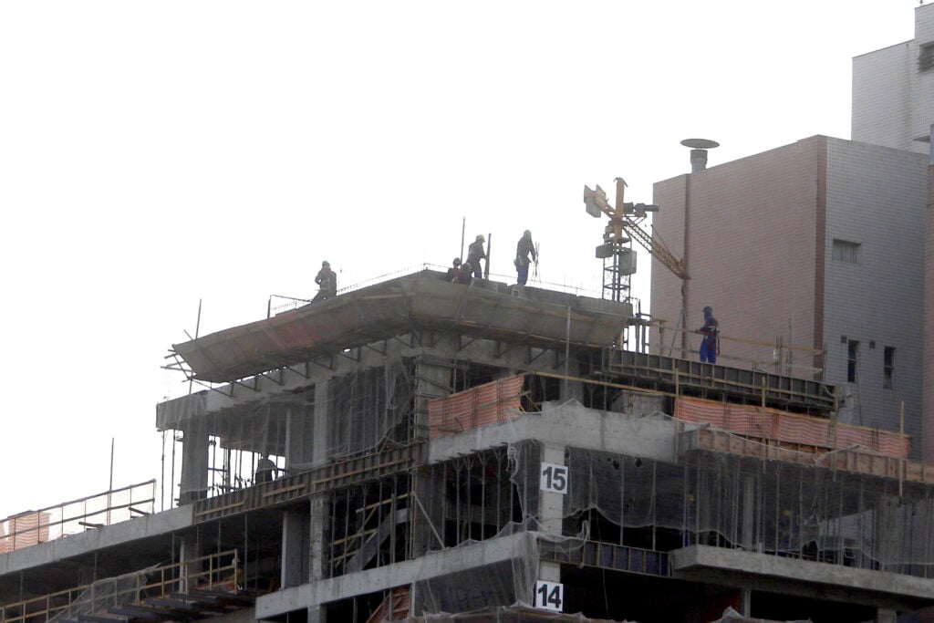 Obras – construção civil – prédios em construção – moradias em obras – pedreiros – carpinteiros – trabalhadores construção civil –