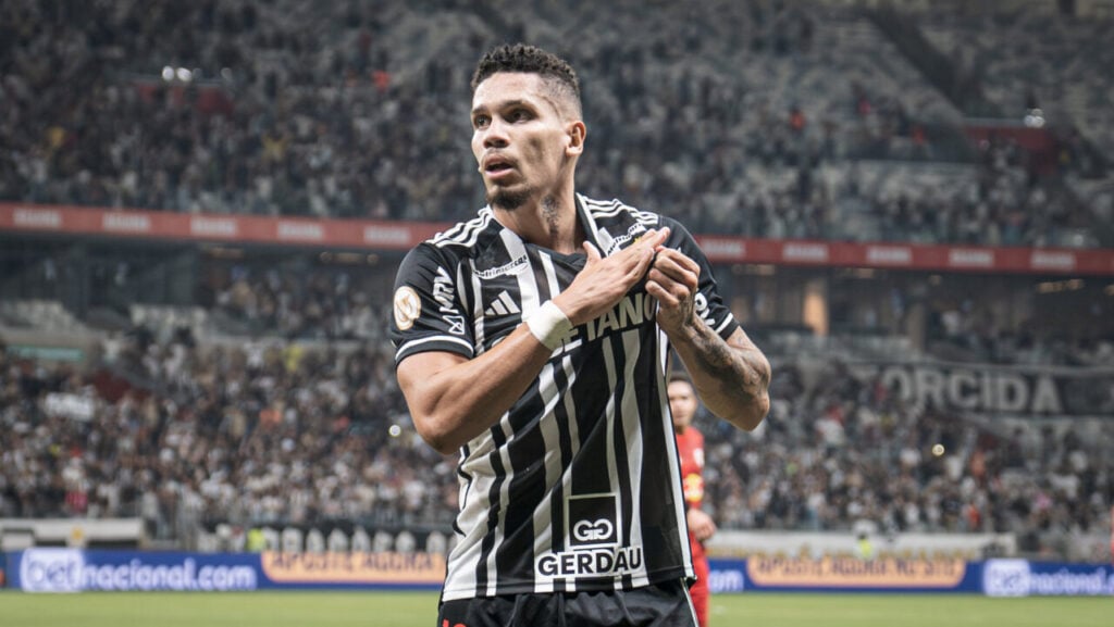 Paulinho comemora gol pelo Atlético