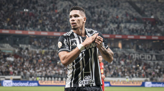 Paulinho comemora gol pelo Atlético