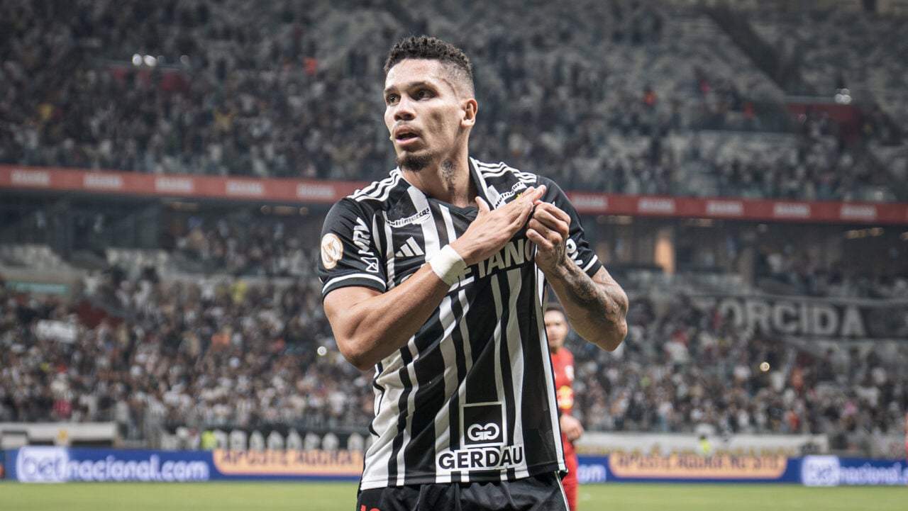 Paulinho comemora gol pelo Atlético