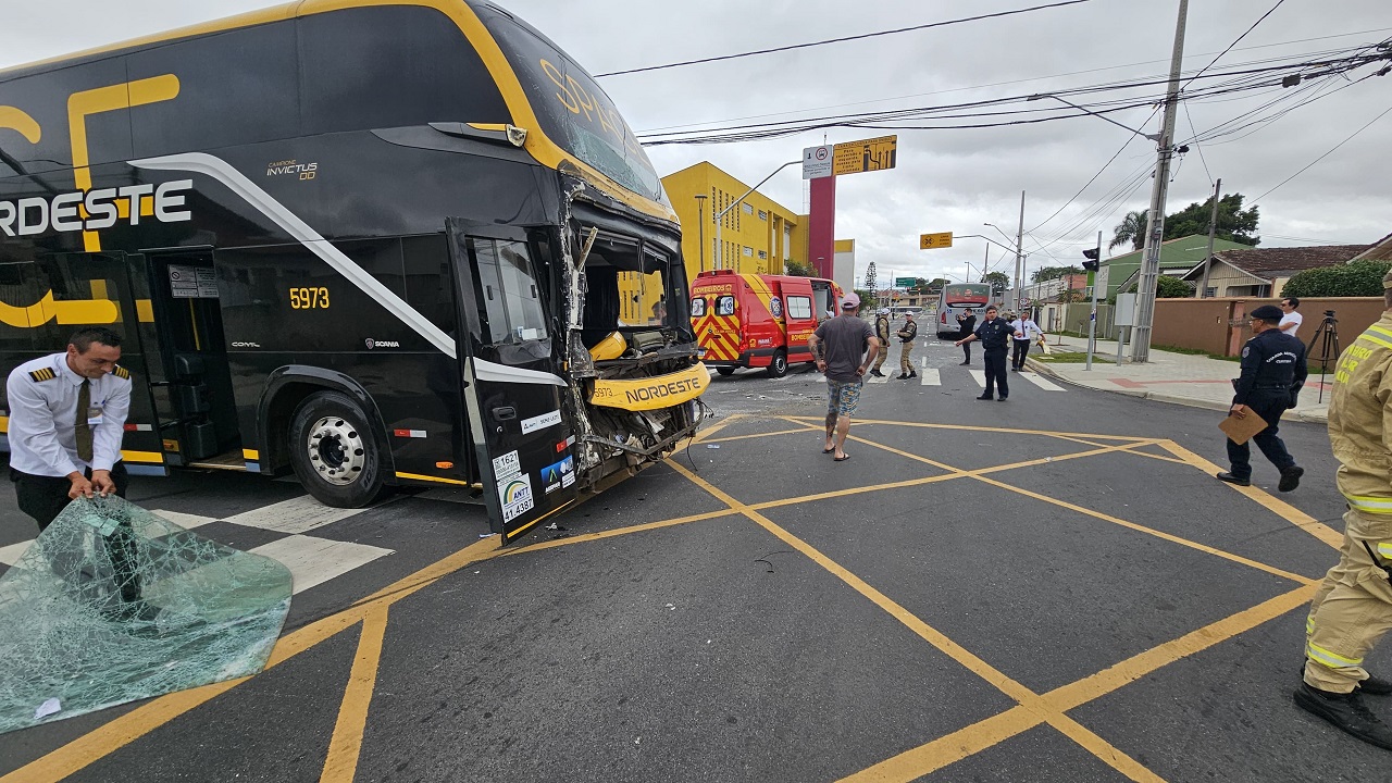 Ônibus de turismo após o acidente com Ligeirinho no Capão da Imbuia