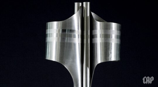 O troféu de campeão brasileiro de 2001, do Athletico Paranaense