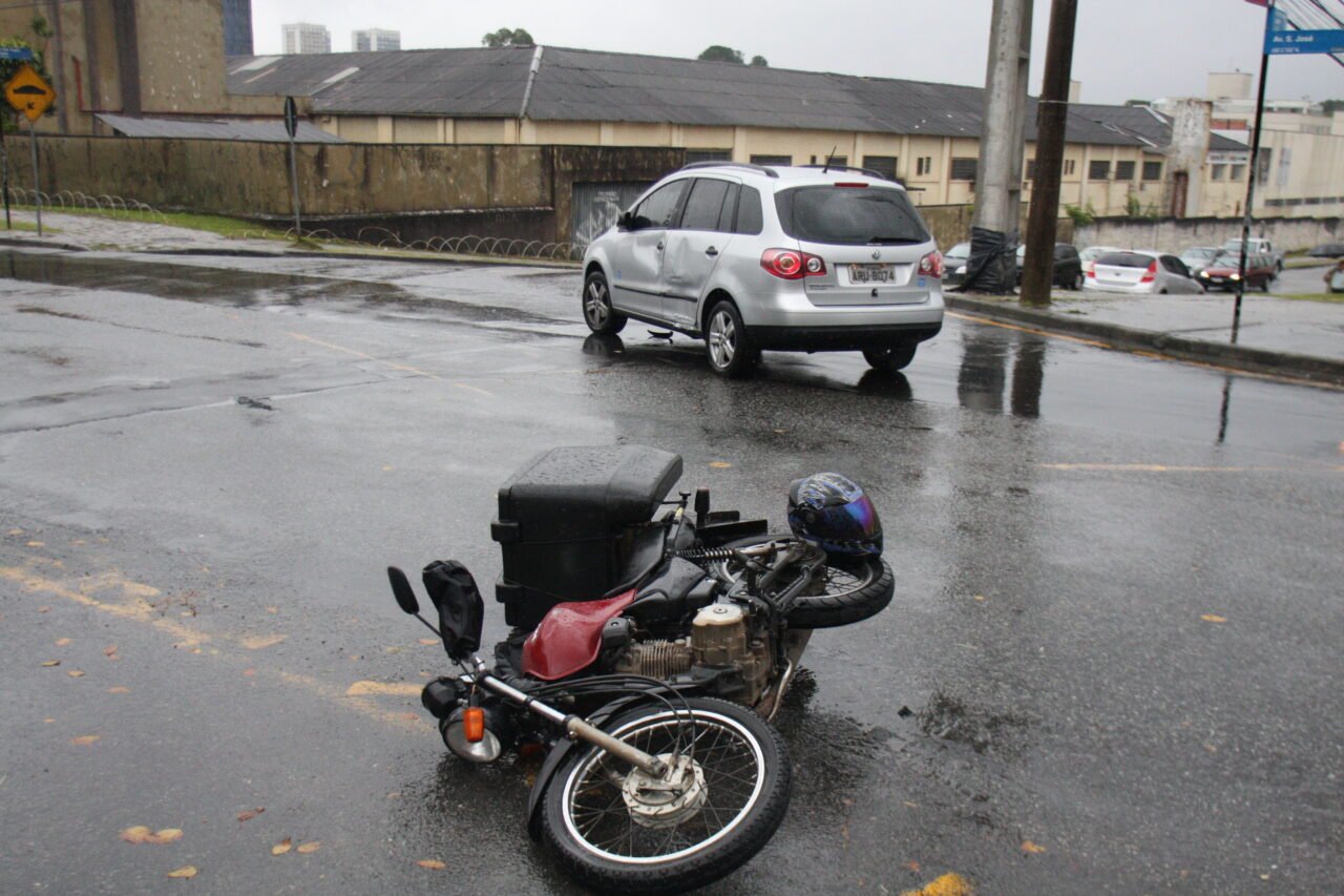 ACIDENTE COM MOTO X CARRO EH MUITO COMUM, PRINCIPALMENTE EM DIAS DE CHUVA