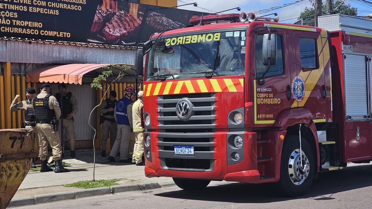 Bombeiros atendem ocorrência em churrascaria em Curitiba