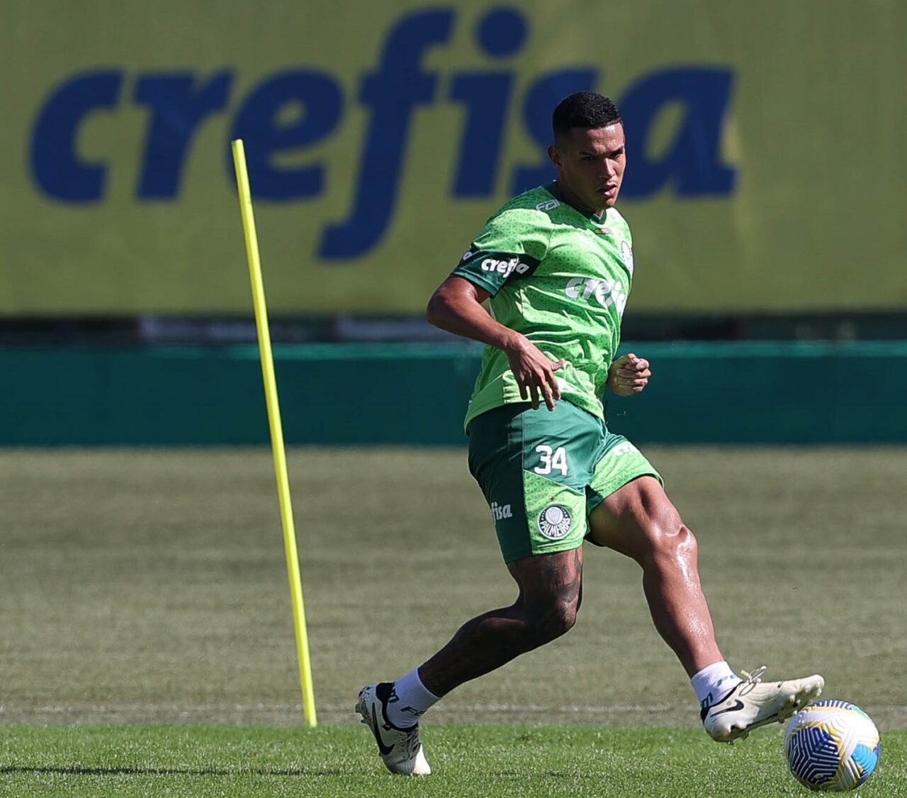 O zagueiro Naves, do Palmeiras: na mira do Athletico Paranaense