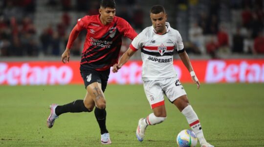 Zé Vitor, do Athletico, contra o São Paulo