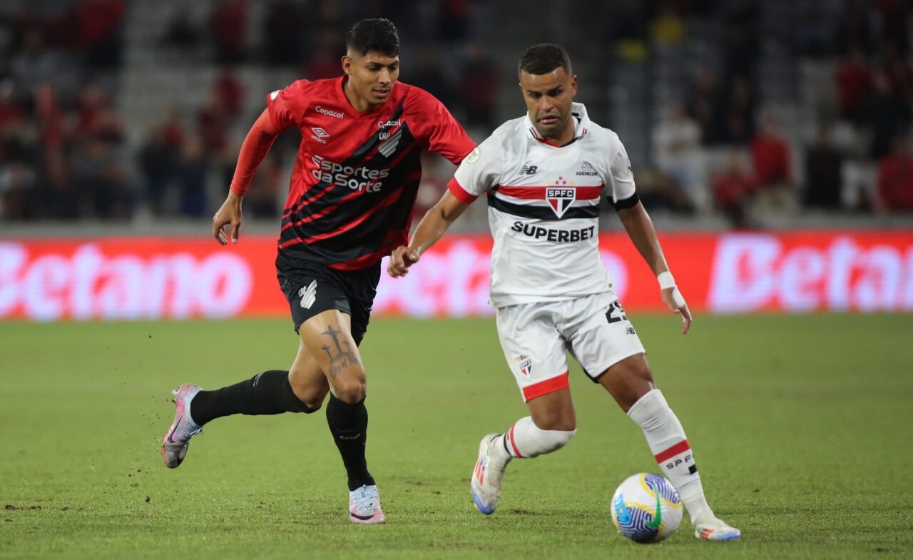 Zé Vitor, do Athletico, contra o São Paulo