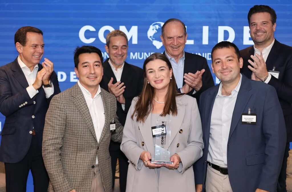 Heloisa-Garrett-recebe-premio-e-e-aplaudida-pelos-lideres-do-LIDE-Brasil.