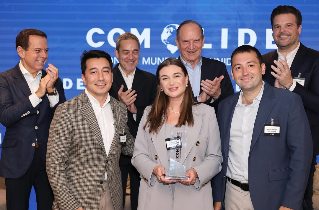 Heloisa-Garrett-recebe-premio-e-e-aplaudida-pelos-lideres-do-LIDE-Brasil.