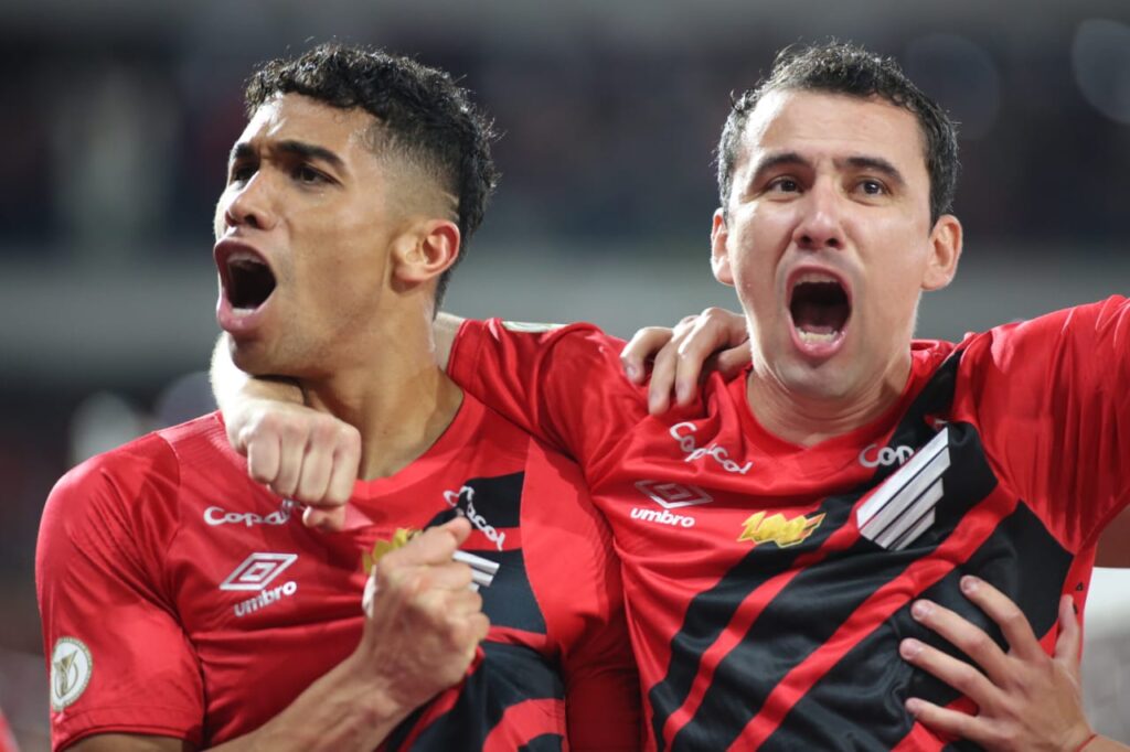 Julimar e Pablo comemoram gol do Athletico