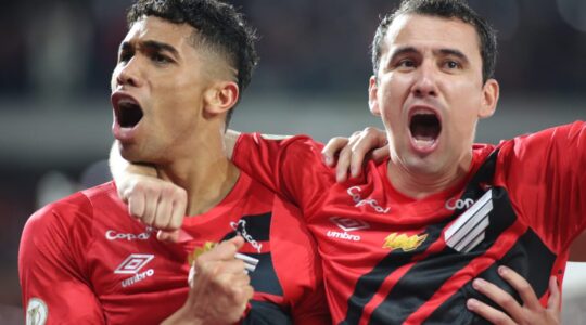 Julimar e Pablo comemoram gol do Athletico