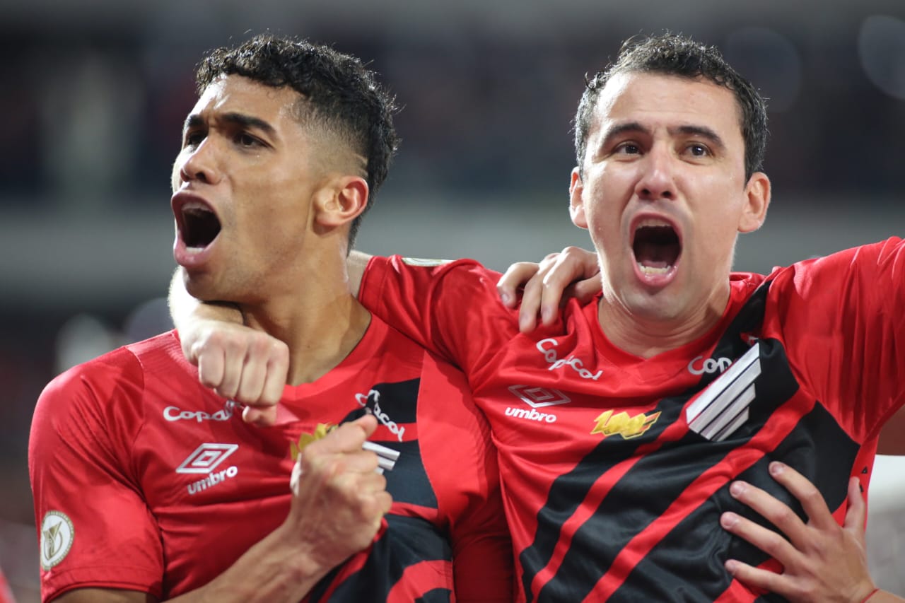 Julimar e Pablo comemoram gol do Athletico