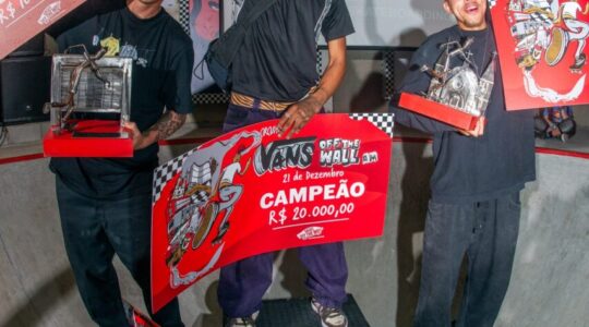 Lucas Pinheiro no topo do pódio: campeão no skate