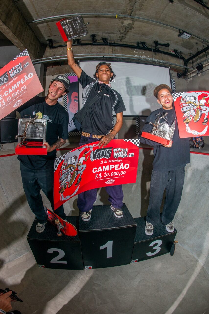 Lucas Pinheiro no topo do pódio: campeão no skate