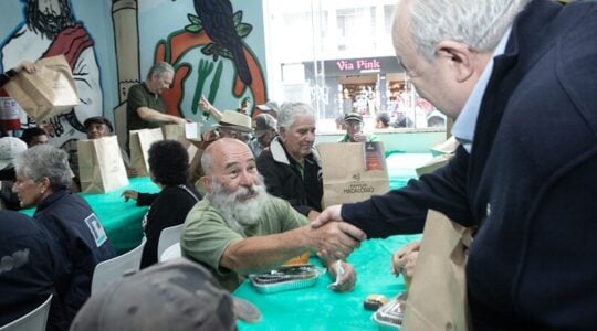 O prefeito Rafael Greca participa do almoço especiail de Natal do Madalosso no Mesa Solidária Luz dos Pinhais