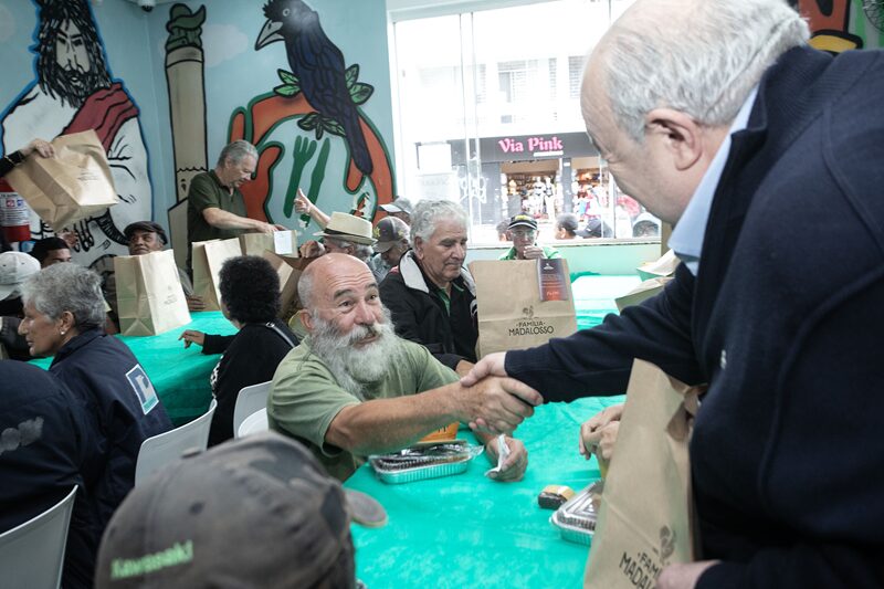 O prefeito Rafael Greca participa do almoço especiail de Natal do Madalosso no Mesa Solidária Luz dos Pinhais