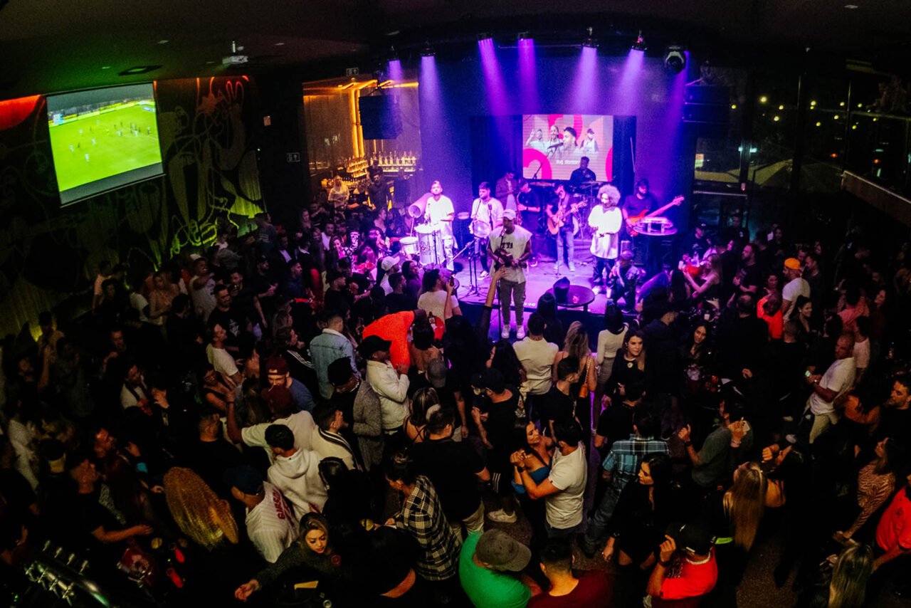 Musica ao vivo no Santa Marta Bar – Aline Feliz (1)