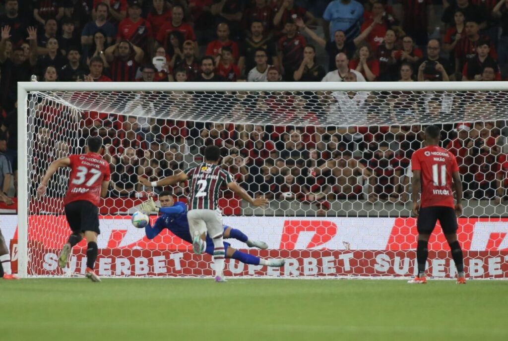 O goleiro Mycael defende pênalti em Athletico x Fluminense