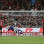 O goleiro Mycael defende pênalti em Athletico x Fluminense