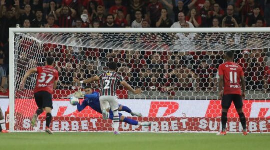 O goleiro Mycael defende pênalti em Athletico x Fluminense