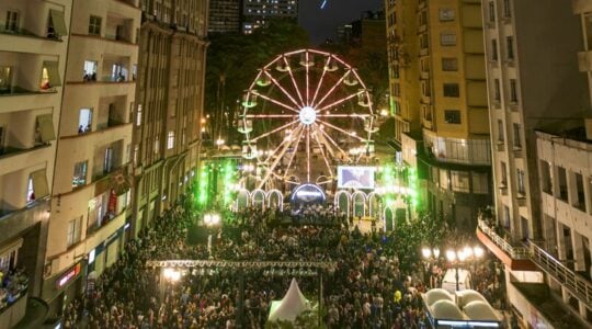 Roda-gigante no calçadão da Rua XV de novembro: Natal de Curitiba