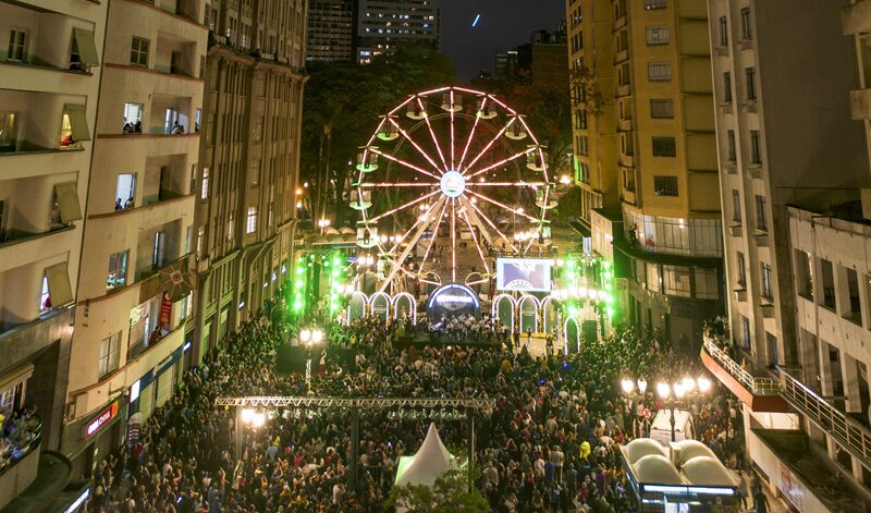 Roda-gigante no calçadão da Rua XV de novembro: Natal de Curitiba