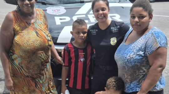 Policial civil e a família com a criança