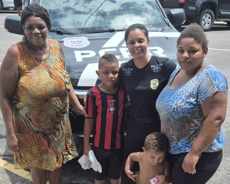 Policial civil e a família com a criança