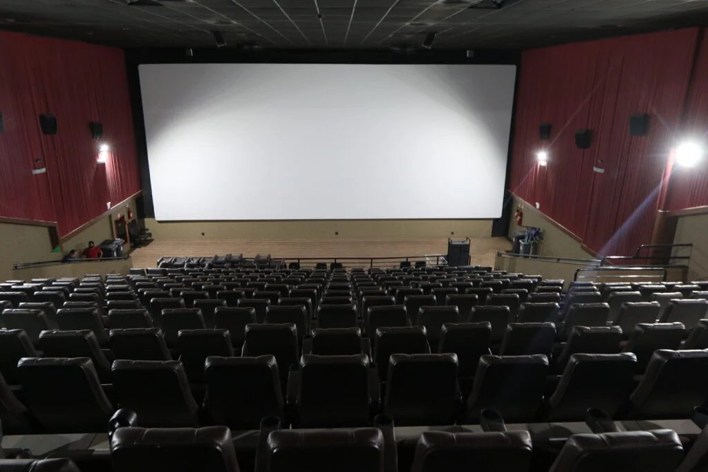 SALA-DDE-CINEMA-FRANKLIN-DE-FREITAS-1024×683