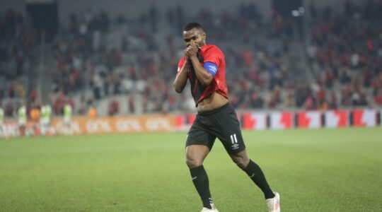 Nikão comemora gol pelo Athletico