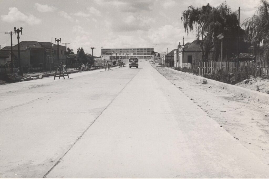 construcao_do_palacio_iguacu._a_avenida_candido_de_abreu_foi_construida_em_concreto