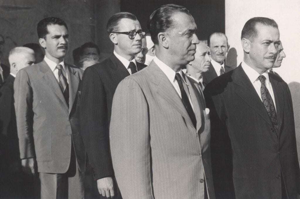 o_entao_governador_de_minas_gerais_juscelino_kubitschek_em_visita_ao_palacio_iguacuacredita-se_que_o_palacio_iguacu_e_o_centro_civico_de_curitiba_tenham_inspirado_a_criacao_e_brasilia