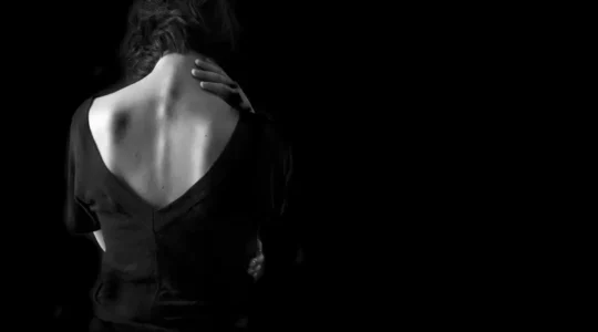 opiniao-traseira-a-mulher-no-fundo-preto_1