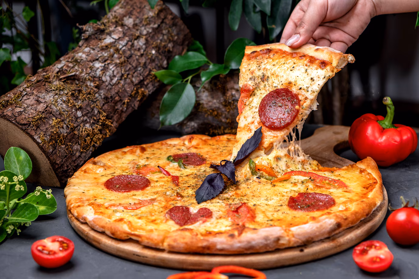 pizza-de-calabresa-em-cima-da-mesa_140725-5396