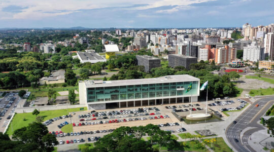 Centro Cívico de Curitiba onde estão os edifícios do Tribunais de Justiça, Tribunal de Contas, Palácio Iguaçu, Palácio das Araucarias, Assembléia Legislativa, Museu Oscar Niemeyer e a Praça Nossa Senhora de Salette.