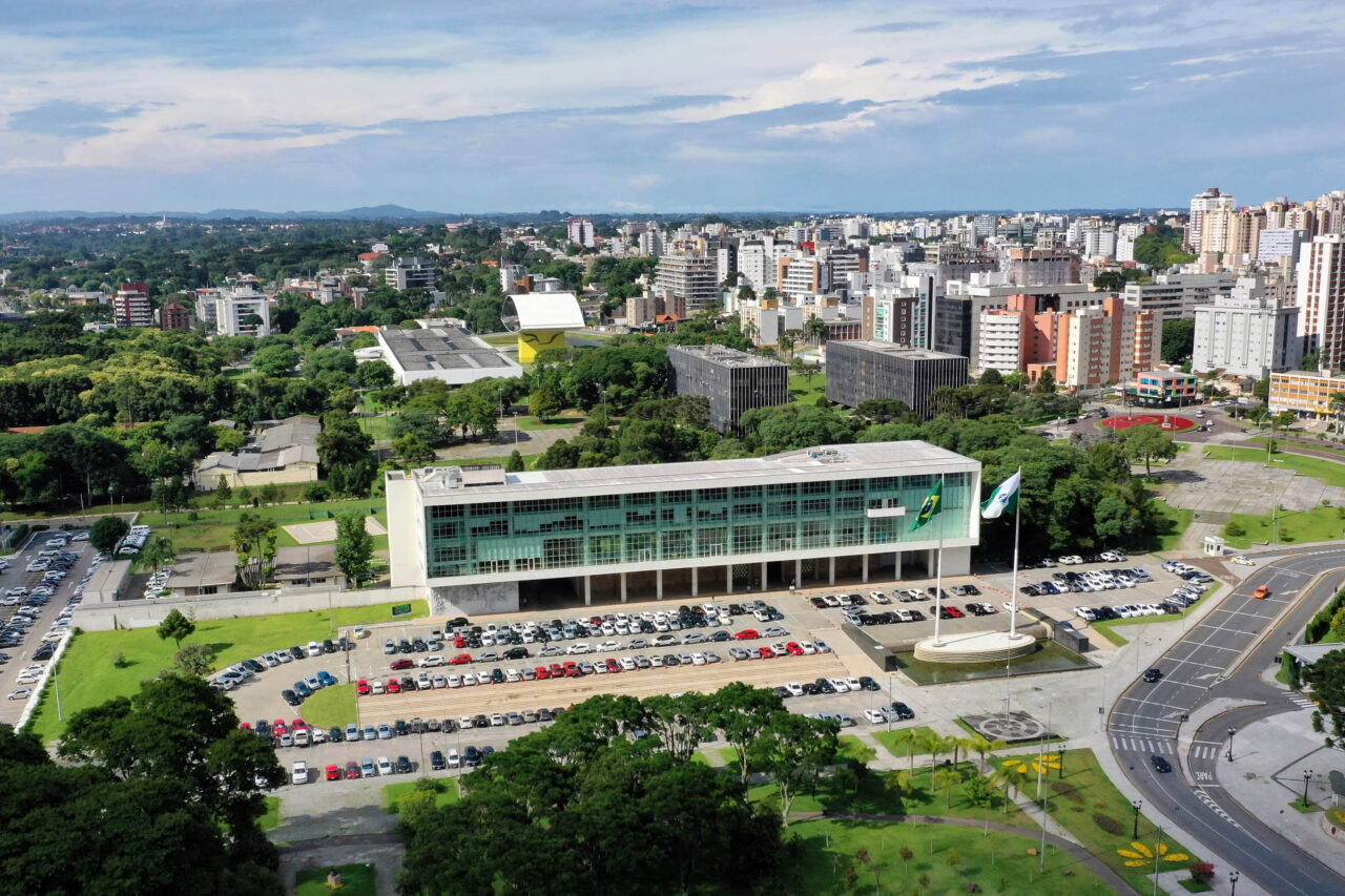 Centro Cívico de Curitiba onde estão os edifícios do Tribunais de Justiça, Tribunal de Contas, Palácio Iguaçu, Palácio das Araucarias, Assembléia Legislativa, Museu Oscar Niemeyer e a Praça Nossa Senhora de Salette.