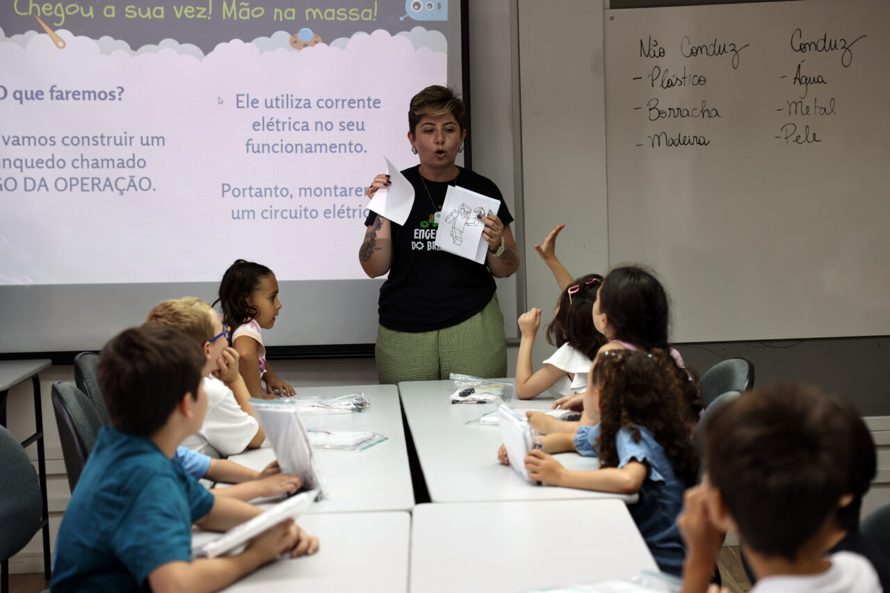 AULA DE ROBOTICA NO INSTITUTO ENGENHARIA