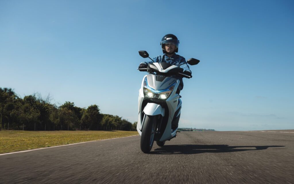 2025-YAMAHA-FLUO-3830