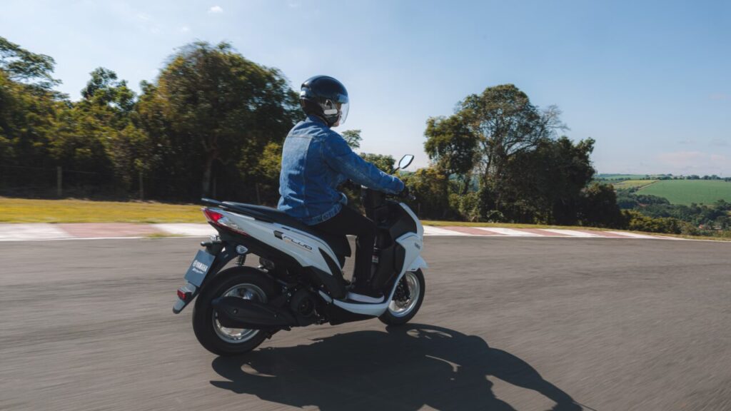 2025-YAMAHA-FLUO-3957