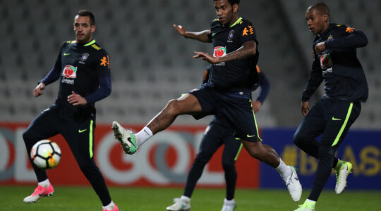O zagueiro Gil e o volante Fernandinho, em treino da seleção brasileira, em 2017: na mira do Athletico Paranaense