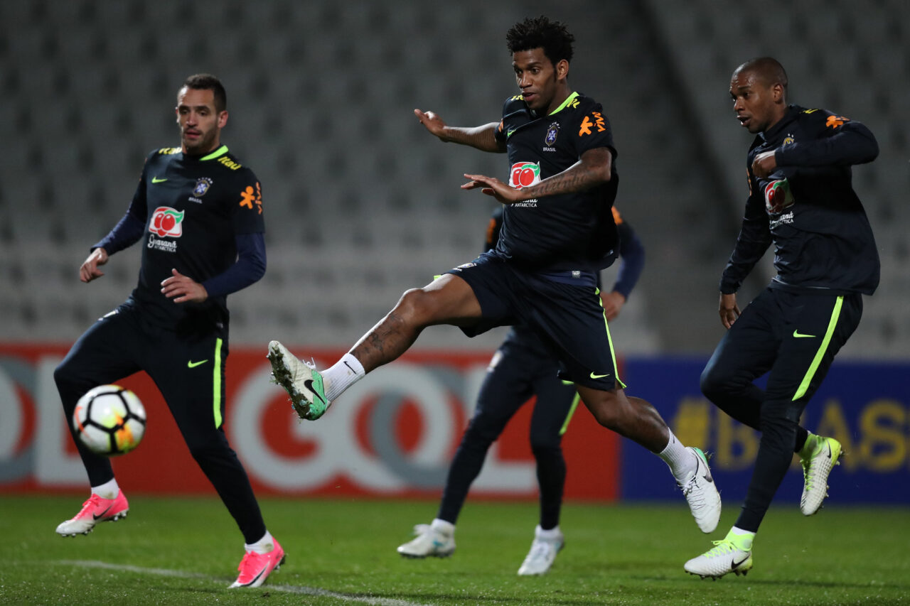 O zagueiro Gil e o volante Fernandinho, em treino da seleção brasileira, em 2017: na mira do Athletico Paranaense