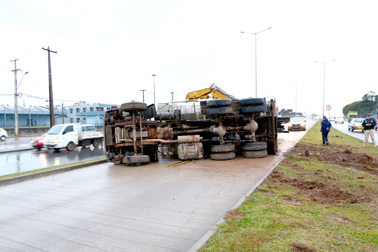 ACIDENTE CAMINHAO TOMBAMENTO