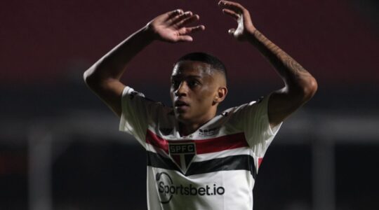 Caio Matheus comemora gol pelo São Paulo: na mira do Coritiba