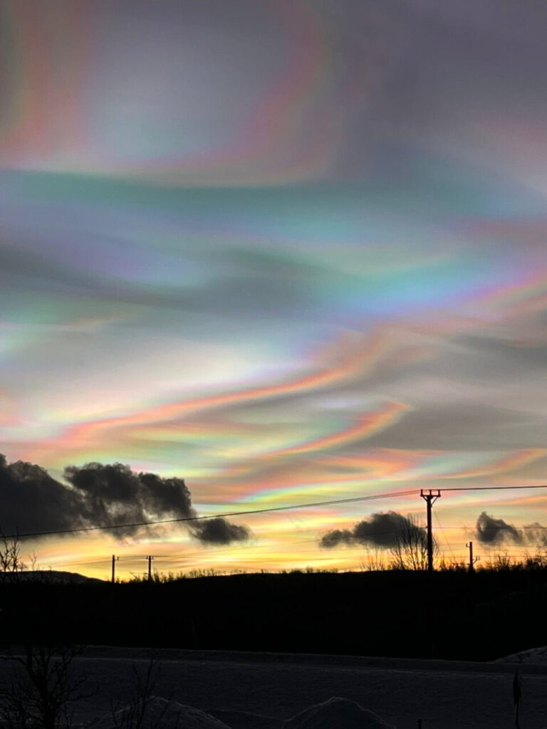 Brasileiro-captura-imagens-ineditas-de-nuvens-madreperoladas-no-Artico