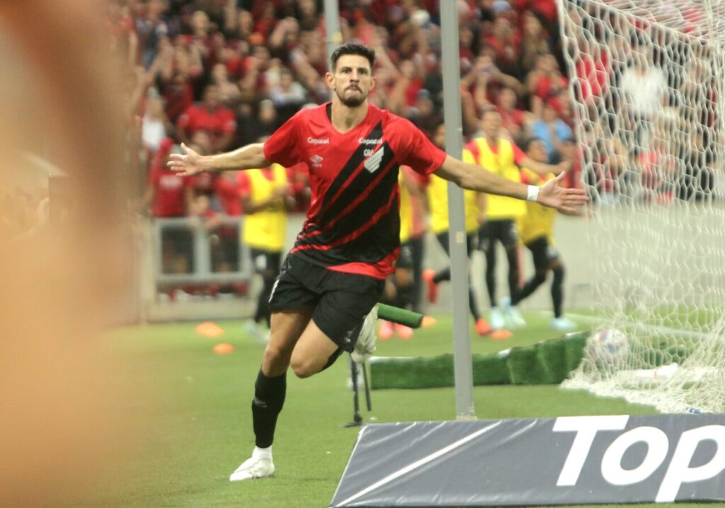 Di Yorio comemora gol do Athletico contra o Paraná