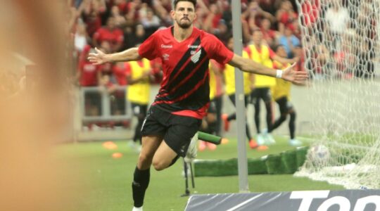 Di Yorio comemora gol do Athletico contra o Paraná