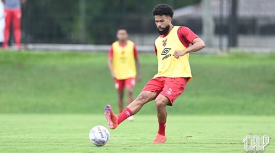 O volante Falcão, do Athletico